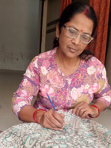 Madhubani and Sohrai artisan Kamini Kumari engaged in the intricate process of handpainting traditional folk motifs.