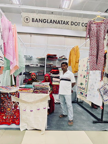 Appliqué artisan Aasuram showcasing his handcrafted textile creations at hisstall.